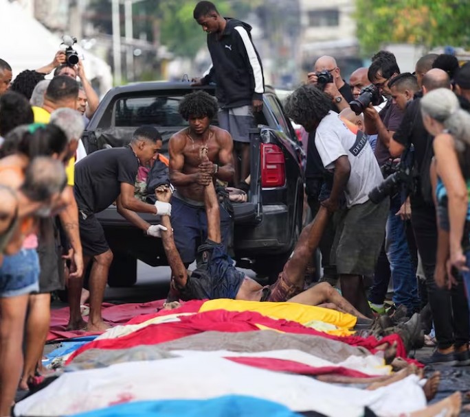 Escalada de Violencia en Río: Vecinos trasladan cuerpos a plazas para identificarlos tras la operación más letal de su historia
